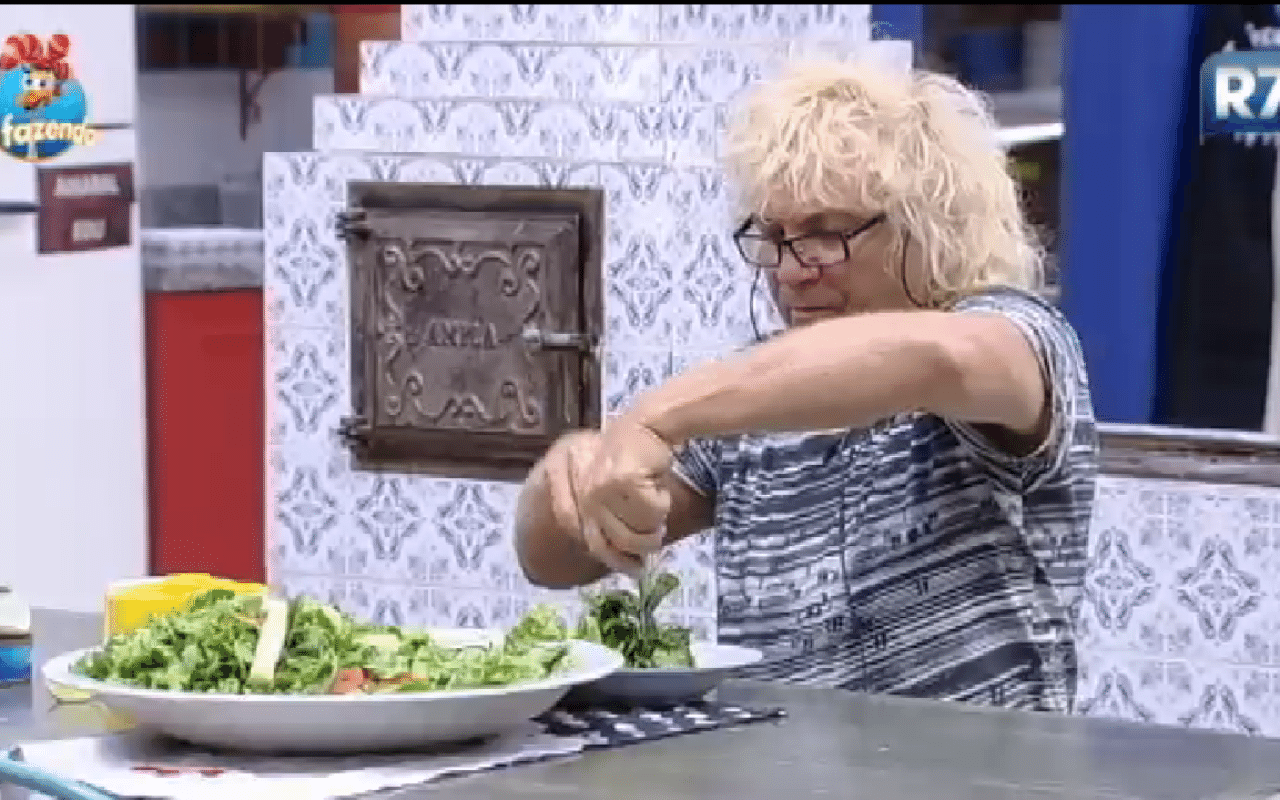 11.out.2015 - Para mostrar os seus dotes culinários, Mara Maravilha fez uma salada. "Salada maravilha", disse Ovelha - Reprodução/Record