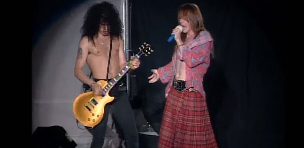 O guitarrista Slash e o vocalista Axl Rose durante show do Guns em Tóquio, em 1992 - Reprodução