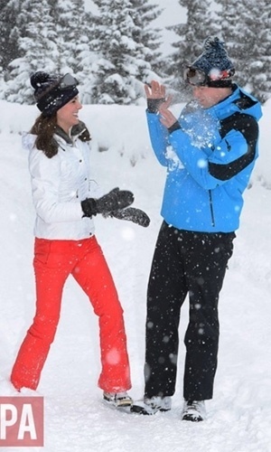 7.mar.2016 - Príncipe William e a Duquesa Kate Middleton curtem férias nos alpes franceses com os filhos Charlotte e George. - John Stillwell/Divulgação