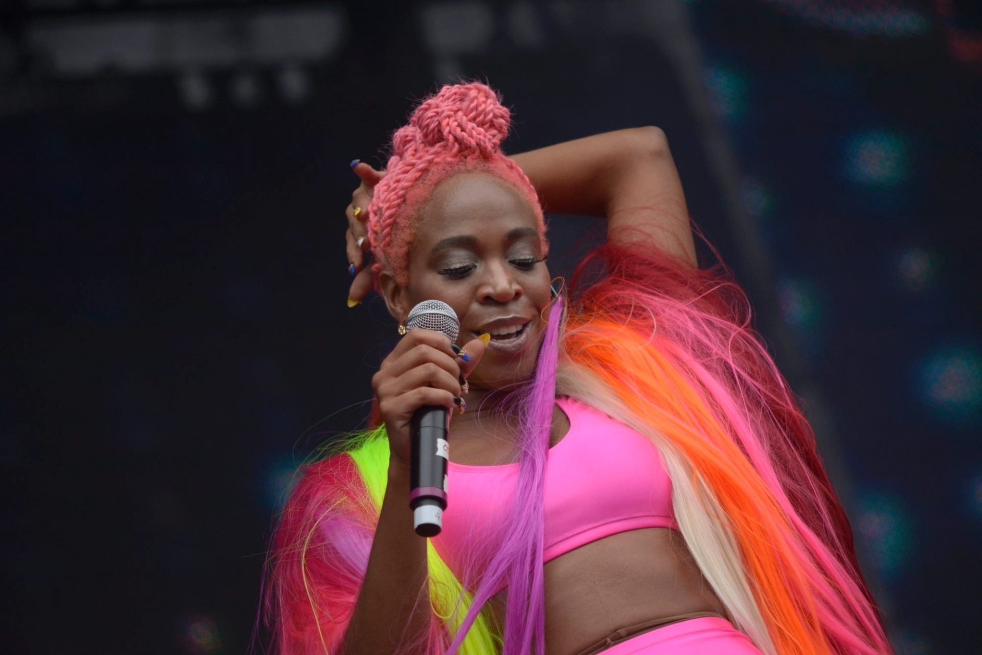 13.mar.2016 - Karol Conká  se apresenta no segundo dia do Lollapalooza Brasil 2016 abusando do bom humor e discursos políticos. "Nós feministas é que vamos ajudar o Brasil a andar pra frente. Aceita porque dói mesmo, fascista", disse, segurando o peito - Rafael Roncato/UOL