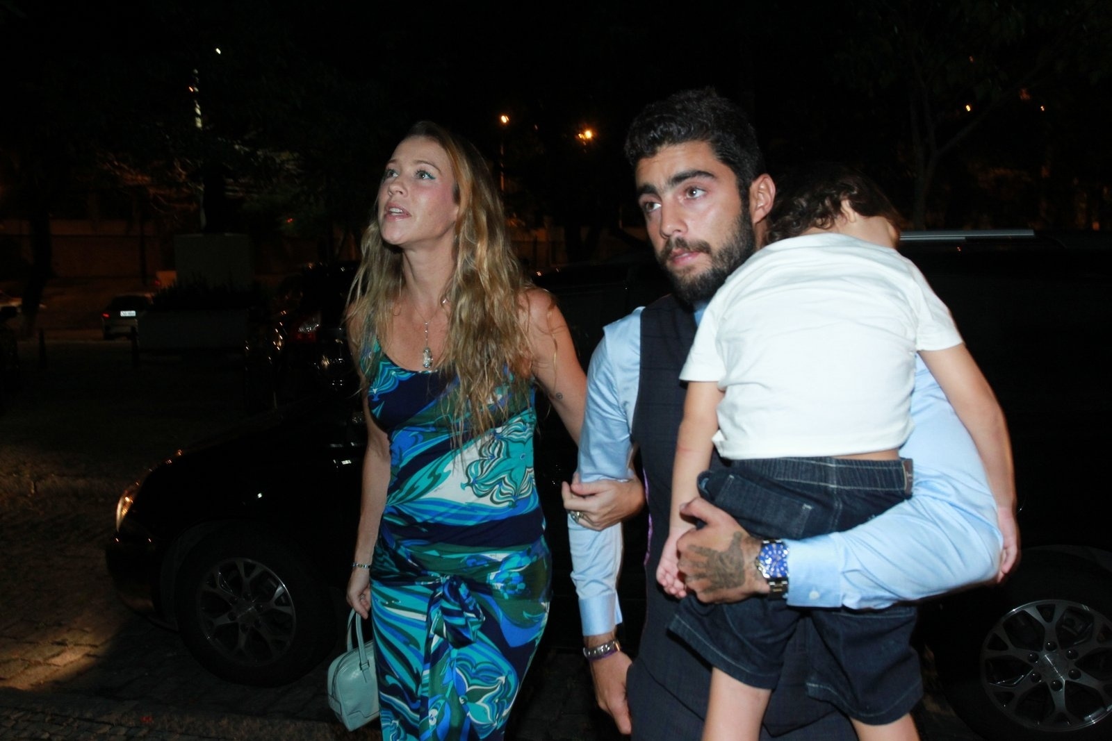 02.abr.2016 - A atriz Luana Piovani chegou para a cerimônia acompanhada do marido Pedro Scooby e o filho - Marcello Sá Barretto e Anderson Borde/AgNews