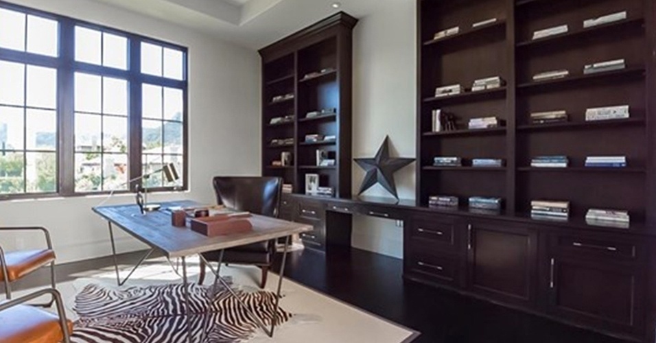 A residência que a cantora Britney Spears colocou à venda por R$ 32 milhões, conta com dois escritórios: o primeiro é decorado com duas estantes feitas com madeira escura, uma mesa com aspecto industrial e um tapete zebrado