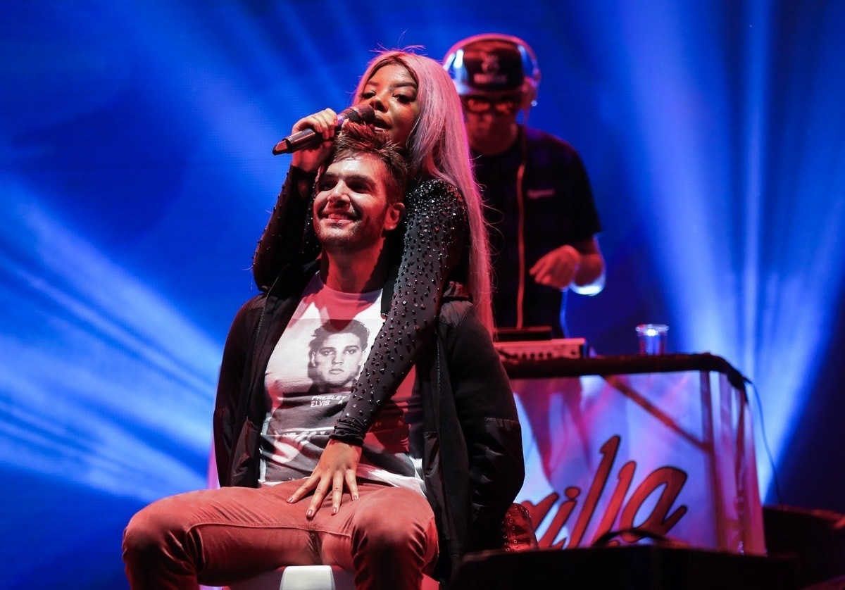 21.mai.2016 - Ludmilla se empolga e apalpa o corpo de um fã no palco durante show no festival "Preparadx", voltado ao público LGBT, que aconteceu na noite deste sábado no Anhembi, zona norte de São Paulo - Manuela Scarpa/Brazil News