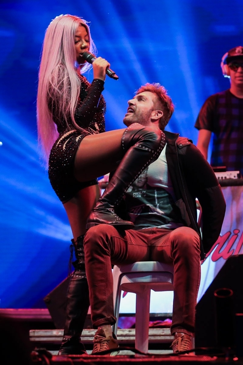 21.mai.2016 - Ludmilla seduz fã no palco durante show no festival "Preparadx", voltado ao público LGBT, que aconteceu na noite deste sábado no Anhembi, zona norte de São Paulo - Manuela Scarpa/Brazil News