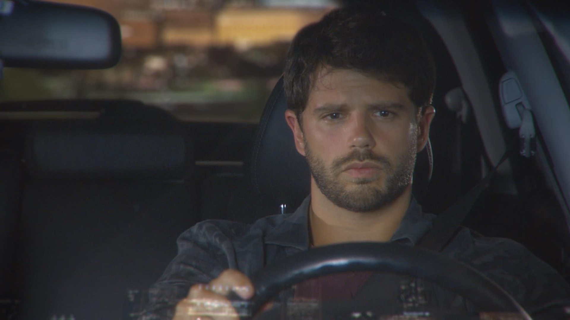 Em "Cúmplices de um Resgate", Otávio (Duda Nagle) está prestes a descobrir a verdade sobre o sequestro das gêmeas Manuela e Isabela (Larissa Manoela), mas a vilã Regina (Maria Pinna) decide dar um fim à vida do galã e provoca um criminoso e gravíssimo acidente de carro. A cena irá ao ar nesta quinta-feira (30), no SBT - Reprodução/SBT