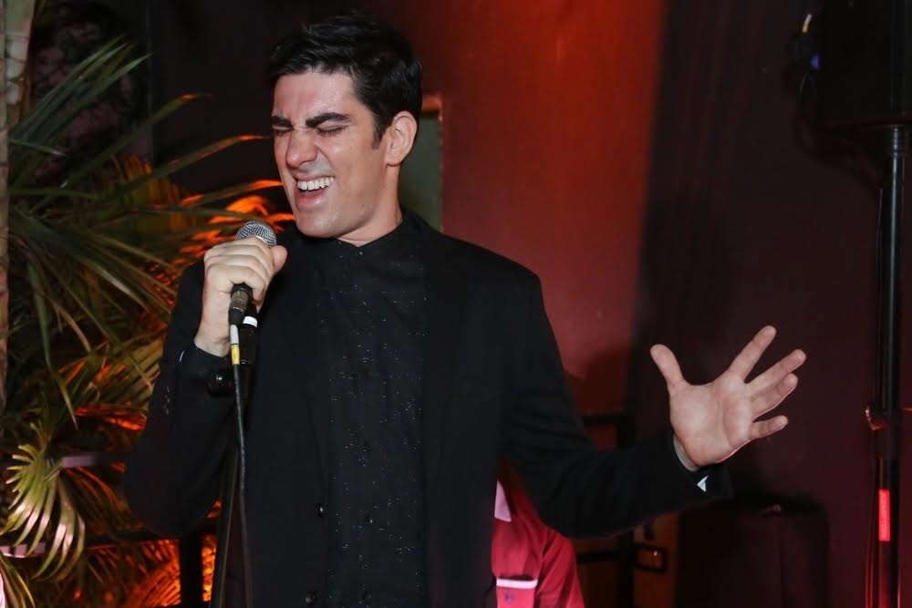 27.jul.2016 - Marcelo Adnet se apresenta junto com a banda do "Adnight" durante o lançamento do seu programa - Roberto Filho /Brazil News