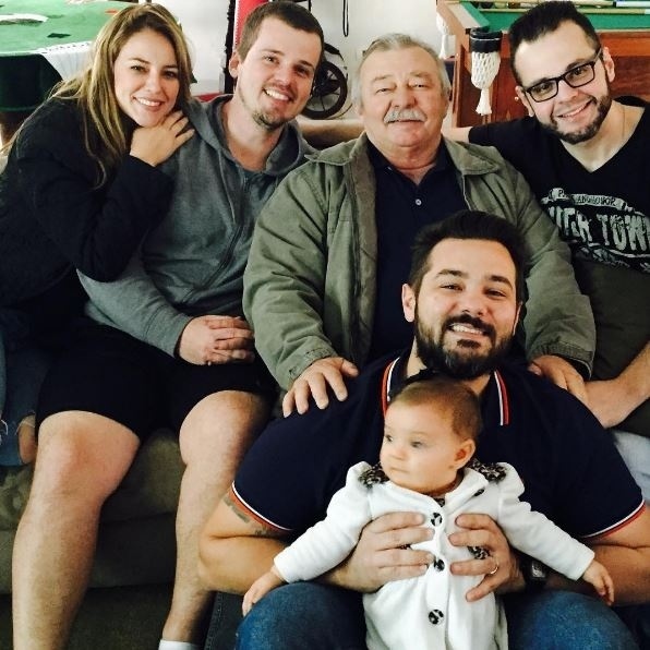 14.ago.2016 - A atriz Paola Oliveira publica foto com o pai e os irmãos em homenagem ao Dia dos Pais - Reprodução/Instagram/paolaoliveira5