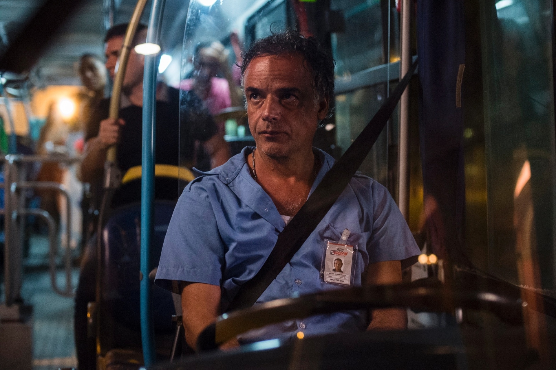 Terça: O motorista Waldyr (Angelo Antonio) está dirigindo seu ônibus ao se deparar com o acidente, que acaba de acontecer - Estevam Avellar/Globo