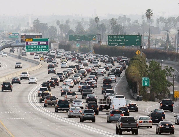 Califórnia desenvolveu cultura de carros e motos como nenhuma outra parte do planeta: há regras e as pessoas as respeitam, por isso o corredor foi permitido. E por aqui? - Kevork Djansezian/AFP