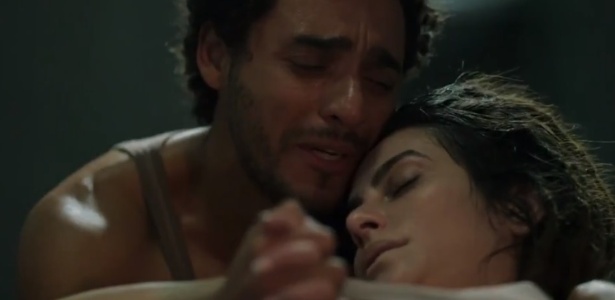 Artur (Rui Ricardo Diaz) cuida de Sabrina (Cleo Pires) em "Supermax" - Reprodução - Reprodução