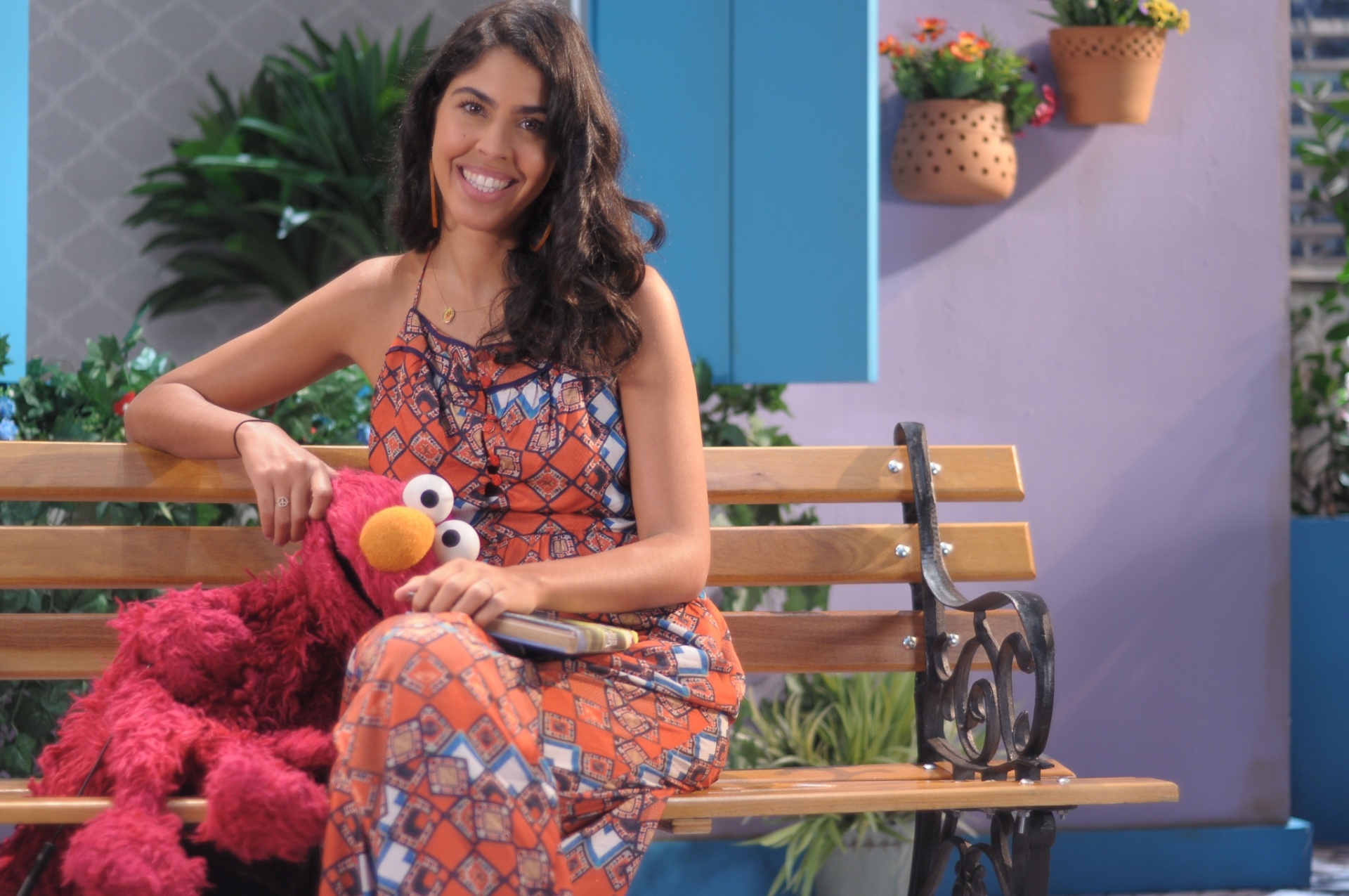 A apresentadora Bela Gil posa com o boneco Elmo nos bastidores da gravação de "Sésamo" - Jair Magri/TV Cultura