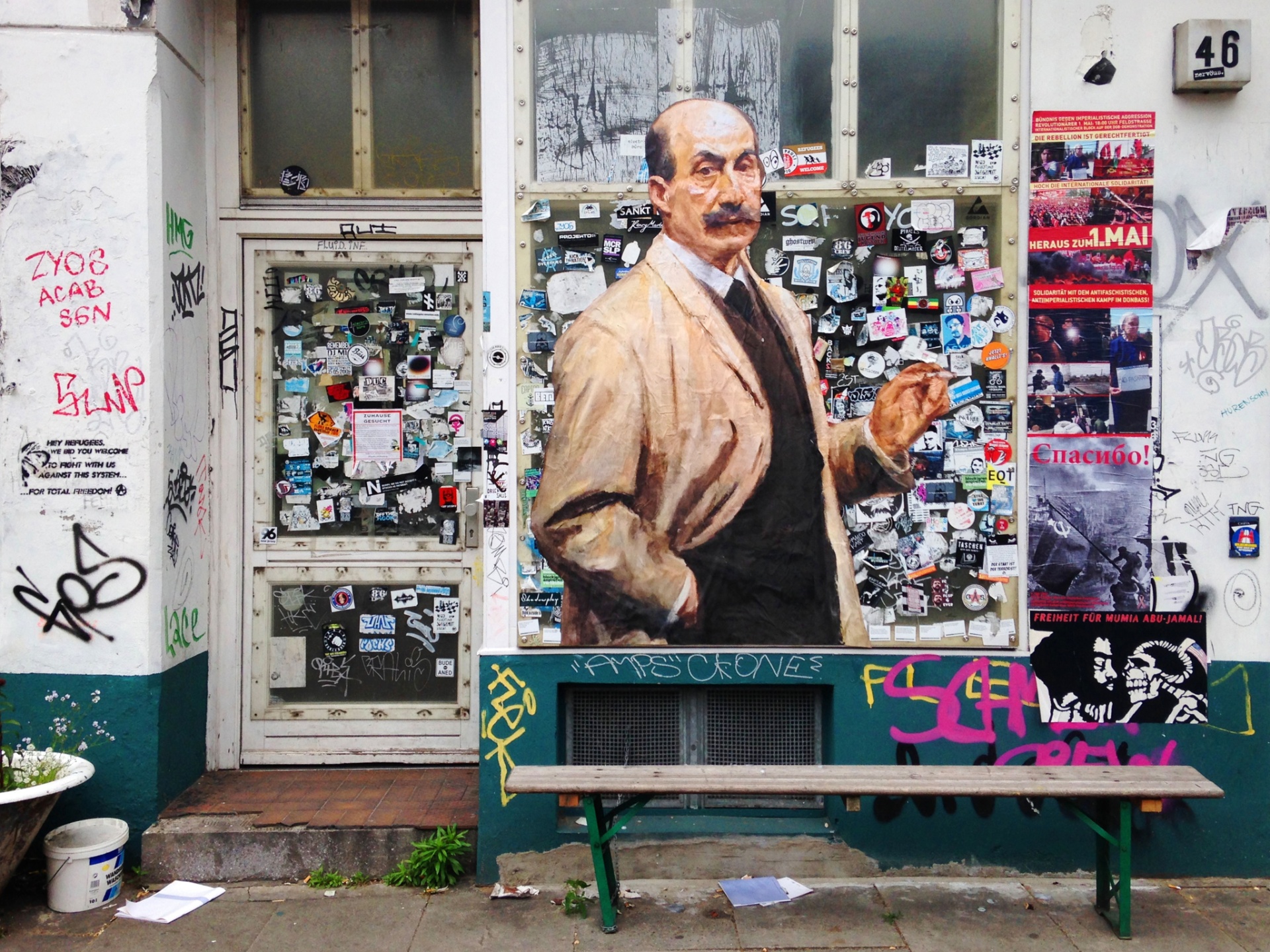 Julien de Casabianca tem viajado o mundo a convite de museus para "libertar" outros personagens em cidades como Medellín, na Colômbia, e Hamburgo, na Alemanha (foto) - Julien de Casabianca/Divulgação