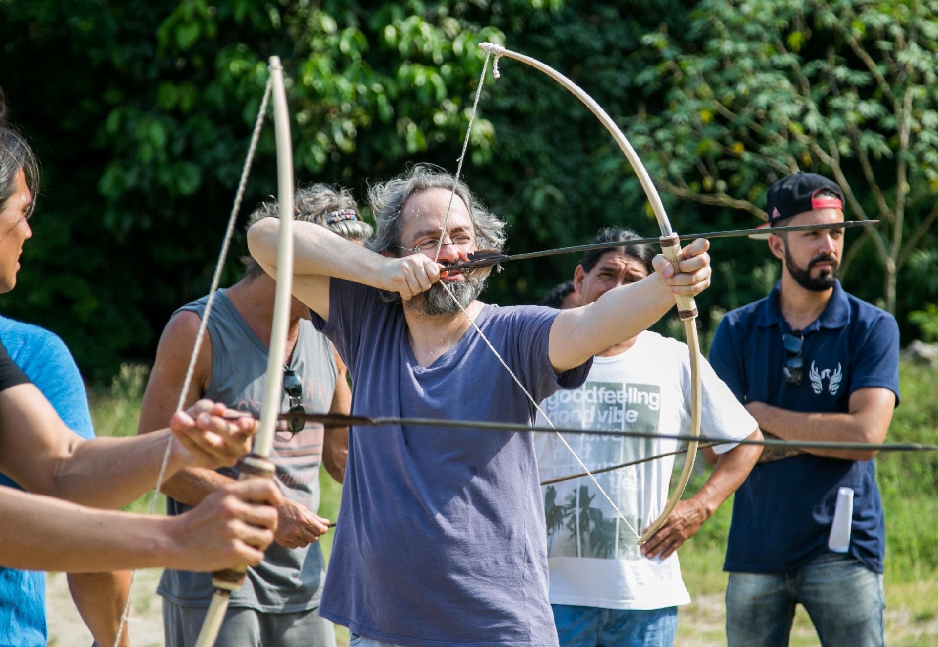 Preparação do elenco de "Novo Mundo": Daniel Dantas, que irá interpretar o defensor dos índios Padre Olinto, em treino de arco e flecha - Paulo Belote/TV Globo