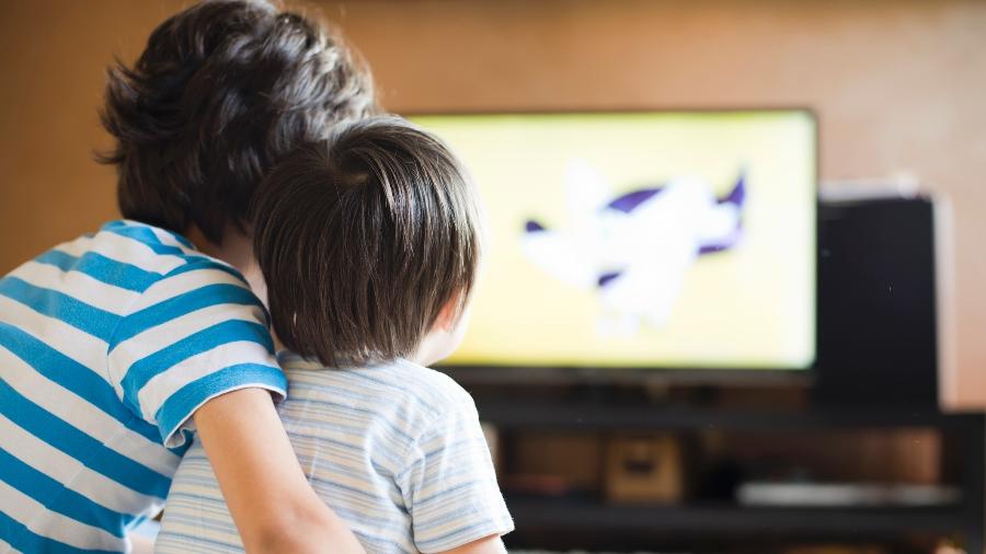 Crianças assistindo a TV - televisão crianças meninos - iStock