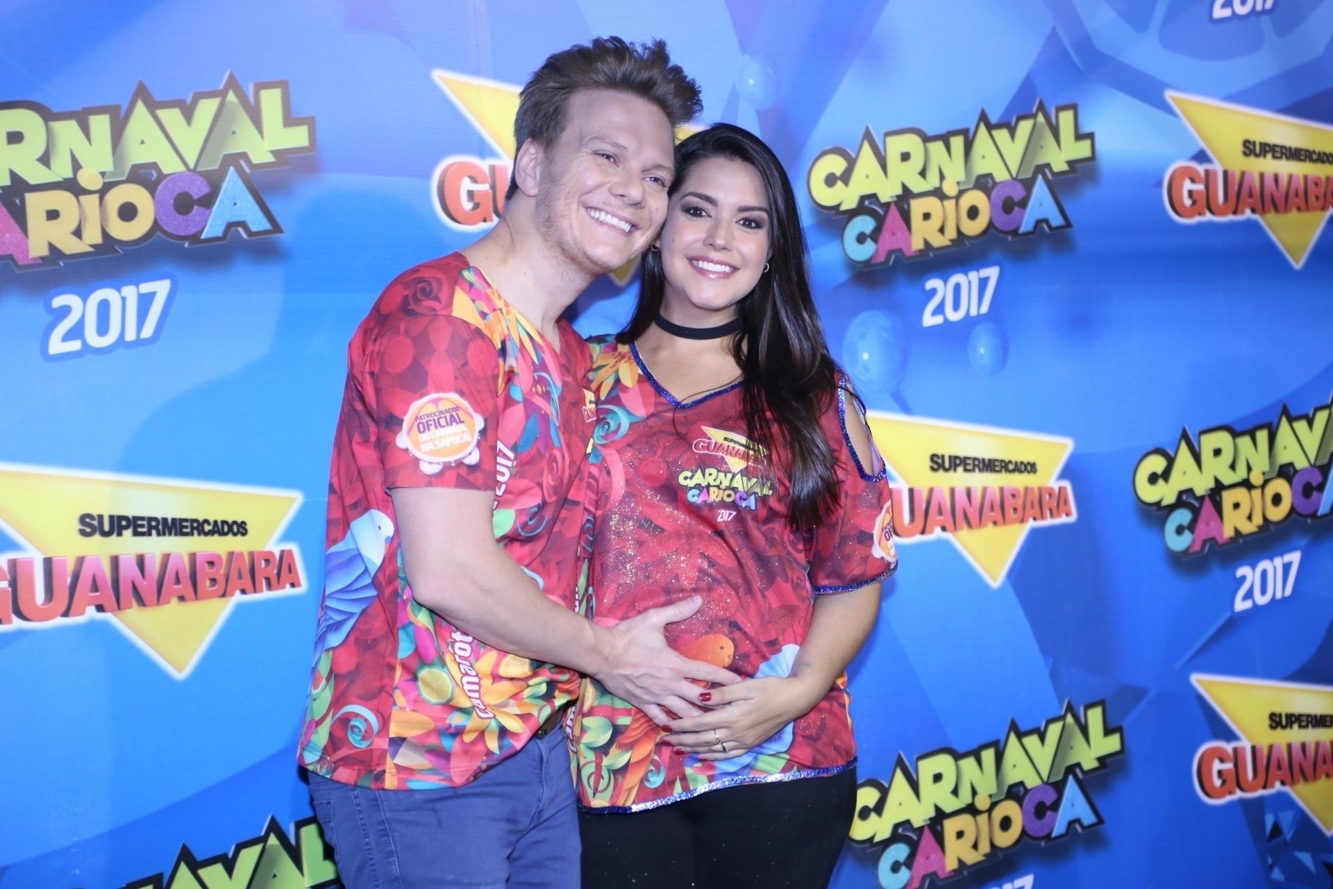 O cantor Michel Teló posa com a mulher, a atriz Thaís Fersoza, nos camarotes da Sapucaí. Pais da pequena Melinda, de seis meses, os dois acabaram de anunciar que estão esperando o segundo filho - Anderson Borde/AgNews