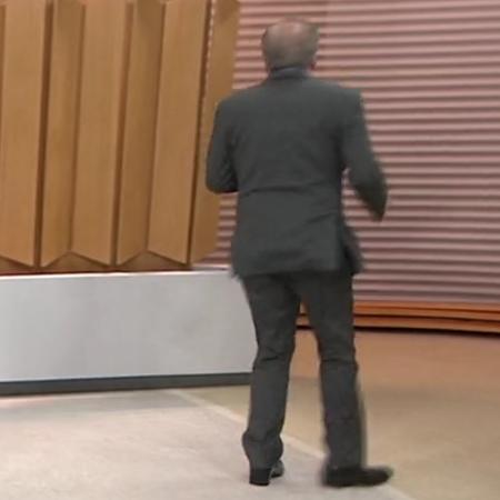 Chico Pinheiro anda de ré no "Bom Dia Brasil" desta quarta (15) - Reprodução/Globo - Reprodução/Globo