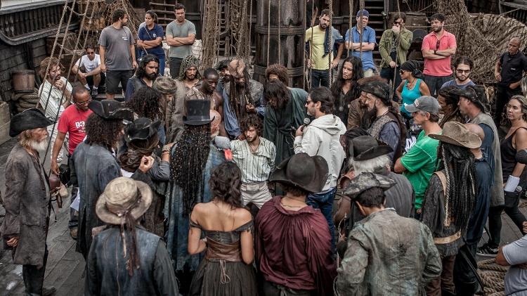 Chay Suede, que interpreta Joaquim em "Novo Mundo", ensaia cenas no navio sob a direção de Vinícius Coimbra, diretor artístico da novela, e do diretor Guto Botelho - Raquel Cunha/TV Globo - Raquel Cunha/TV Globo