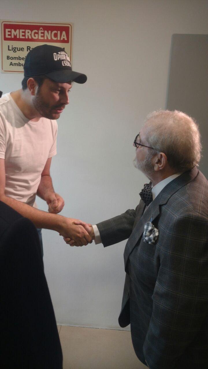 Danilo Gentili cumprimenta Jô Soares nos bastidores do Troféu Imprensa - Felipe Pinheiro / UOL