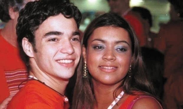 Reconhece o casal novinho e com cara de apaixonado? Preta Gil e Caio Blat. Os dois namoraram durante um ano em 2000 e viviam trocando juras de amor, mas o encanto acabou por conta da pressa da cantora por um relacionamento sério. Preta chegou a inventar uma festa junina com casamento para ver se empolgava o rapaz .Ele topou a brincadeira, mas na hora da verdade, fugiu. Hoje, eles são muito amigos - Divulgação