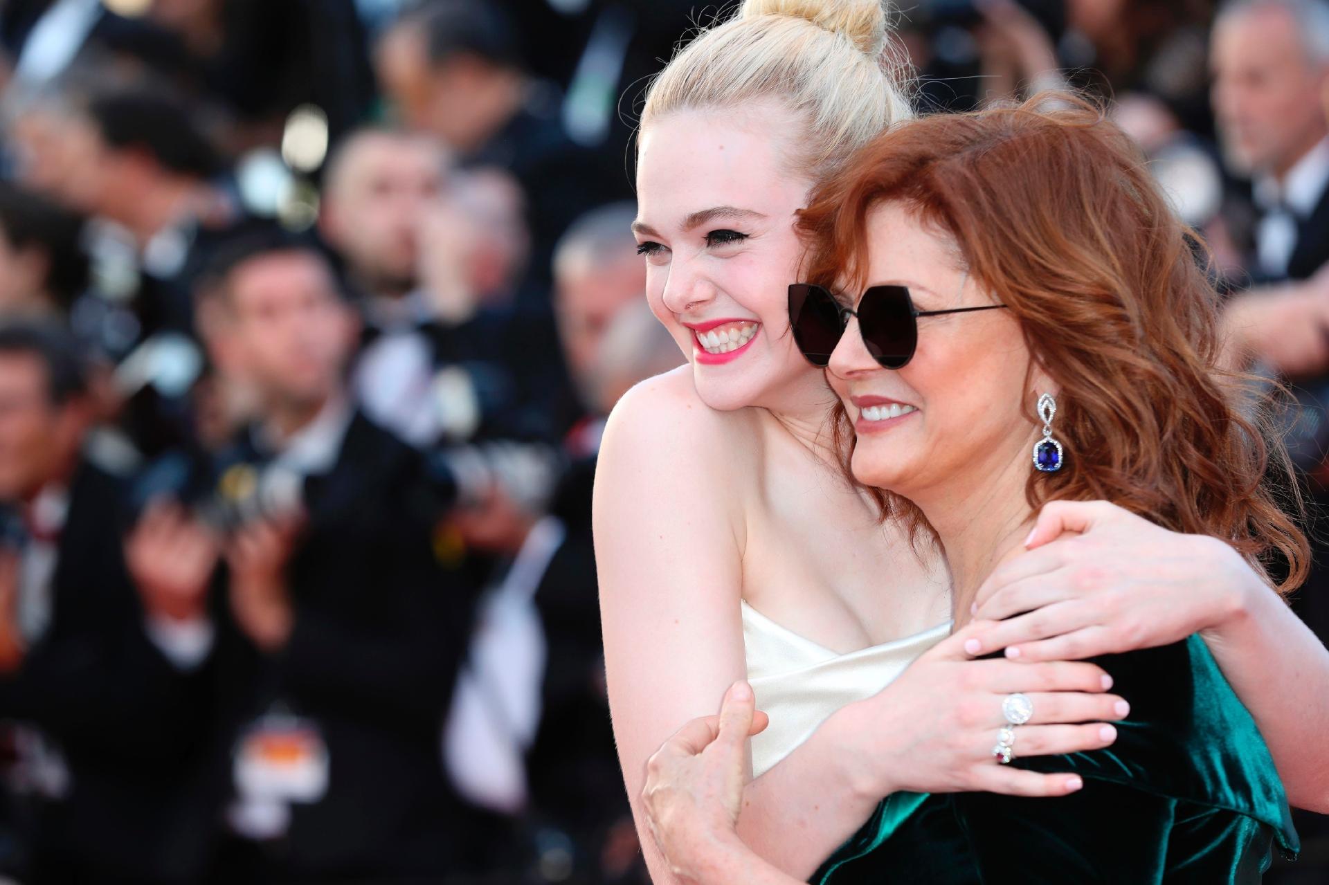 Encontro de gerações: as atrizes Elle Fanning e Susan Sarandon marcam presença na abertira do 70º Festival de Cinema de Cannes - AFP