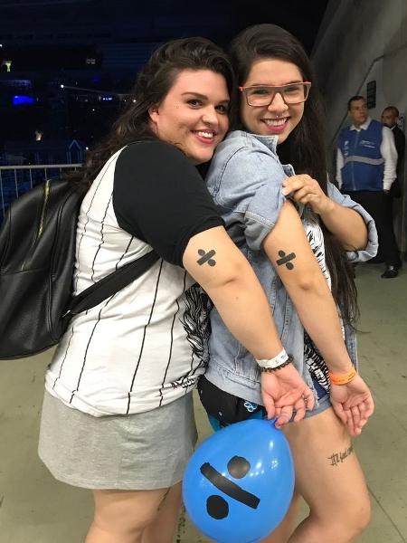 As amigas Livia Cristina de Morais e Taynah Antunes Machado no show de Ed Sheeran no Allianz Parque, em São Paulo. As duas têm tatuagens em homenagem ao cantor britânico - Felipe Branco Cruz/UOL - Felipe Branco Cruz/UOL