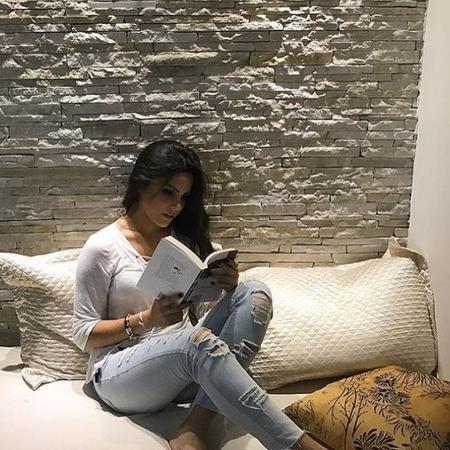 Emilly posta fotos lendo livros do diretor russo Constantin Stanislavski, famoso pelo seu método de preparação de atores e criação de personagens - Reprodução/Instagram/@emillyaraujoc - Reprodução/Instagram/@emillyaraujoc