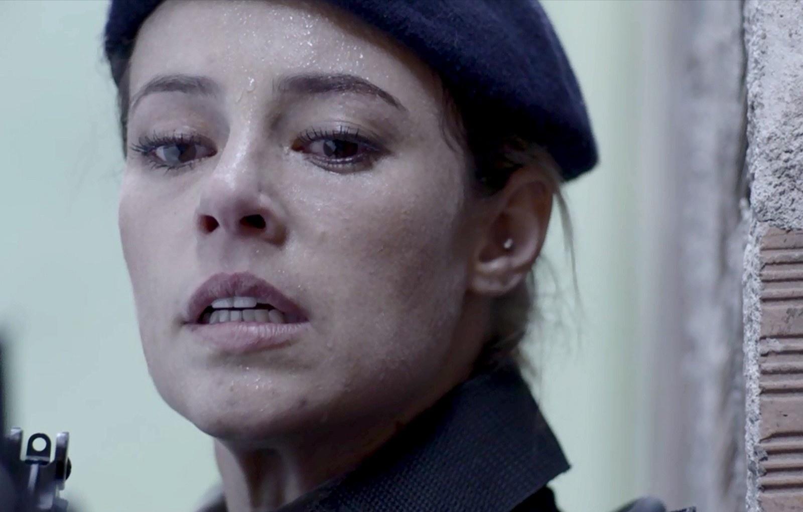 Rubinho (Emilio Dantas) é morto por Sabiá (Jonathan Azevedo), que não aceita vê-lo disputando com ele o controle do morro. O traficante é visto já sem vida por Jeiza (Paolla Oliveira), que entra no Morro do Beco durante uma operação policial - Reprodução/A Força do Querer/GShow