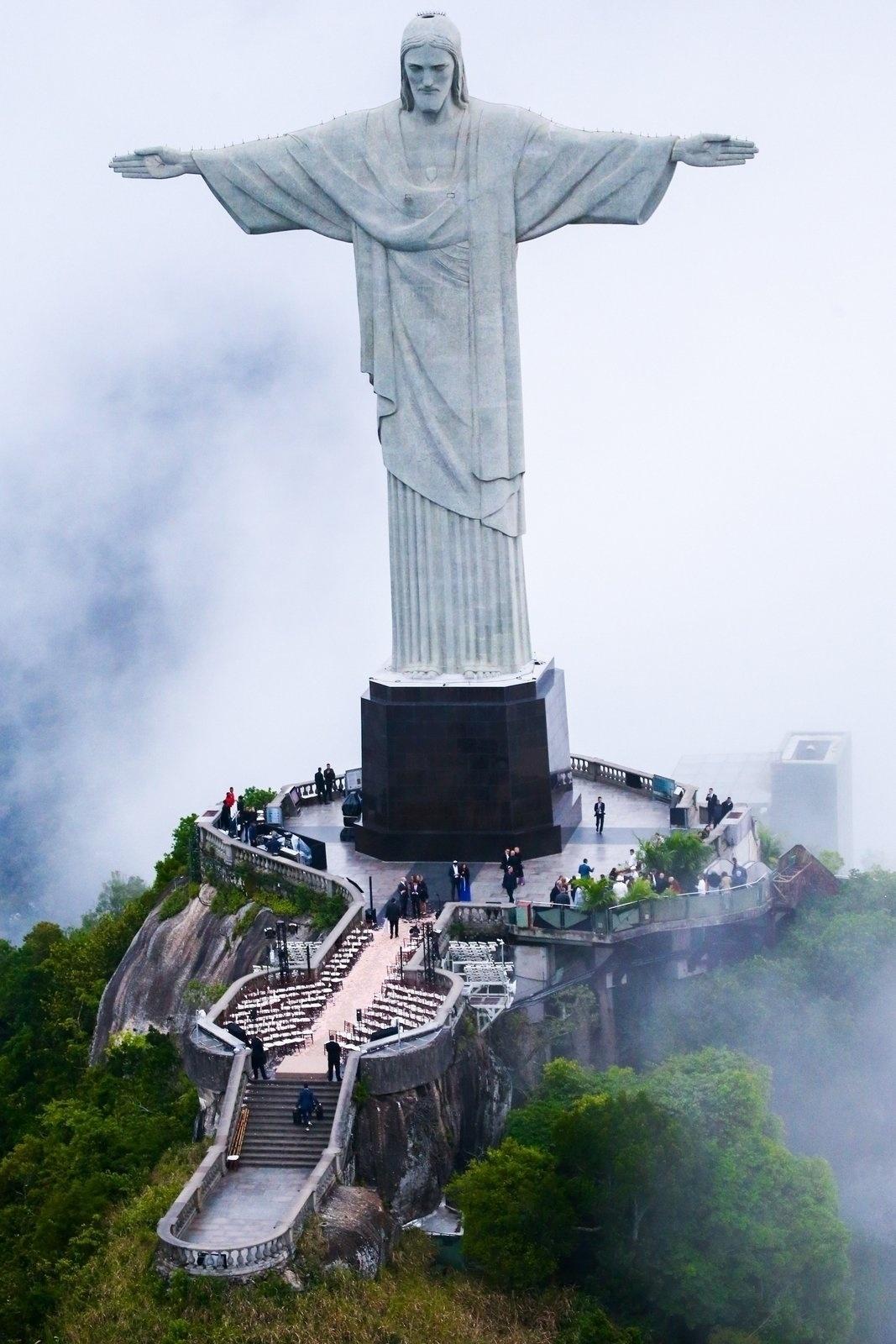 Casamento de Guy Oseary e Michelle Alves no Cristo Redentor, no Rio, com convidados famosos como Bono, Madonna, Ashton Kutcher e Anthony Kiedis - AgNews