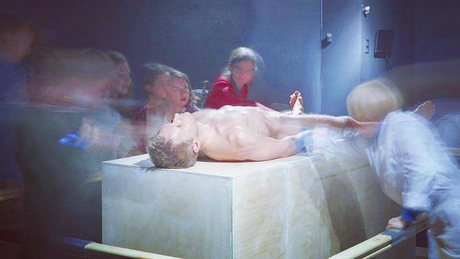 Fyodor Pavlov-Andreevich fica nu e é tocado pelo público na exposição Carrossel Performático do Fyodor: De cabeça para baixo - Reprodução/Facebook @Nikolai.Gulakov