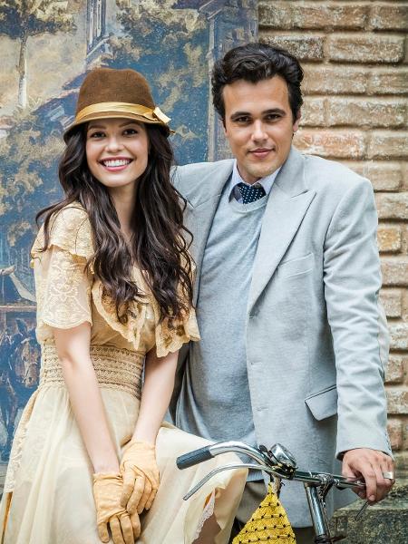 Maria Vitória (Vitória Strada) e Vicente (Bruno Ferrari) tiram fotos em lambe-lambe em "Tempo de Amar" - Paulo Belote / TV Globo - Paulo Belote / TV Globo
