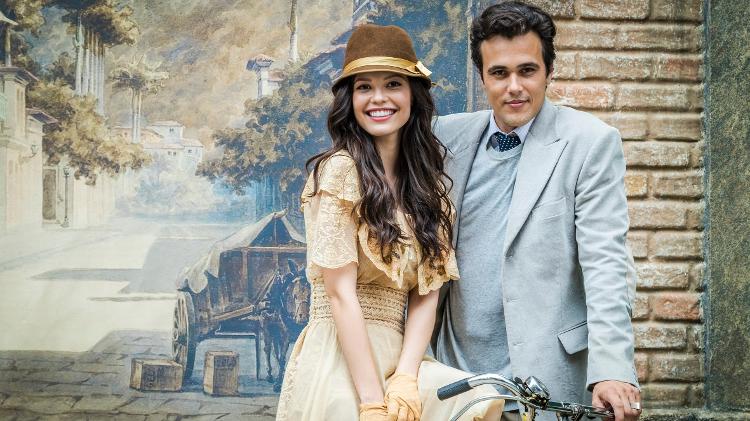 Maria Vitória (Vitória Strada) e Vicente (Bruno Ferrari) tiram fotos em lambe-lambe em "Tempo de Amar" - Paulo Belote / TV Globo - Paulo Belote / TV Globo