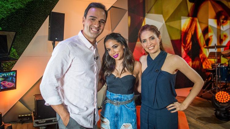 Tadeu e Polianna Abritta recebem Anitta no "Fantástico" - João Cotta/Globo - João Cotta/Globo