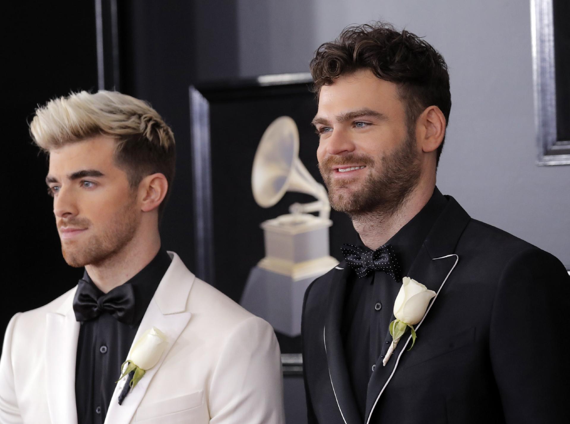 A dupla de DJs The Chainsmokers também aderiu à rosa branca na lapela - Reuters