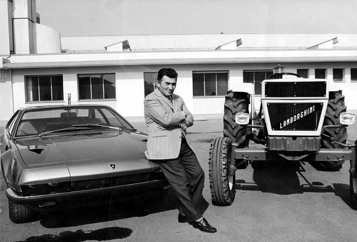 Ferruccio Lamborghini posa ao lado de um Jarama e um de seus tratores - 11964832700