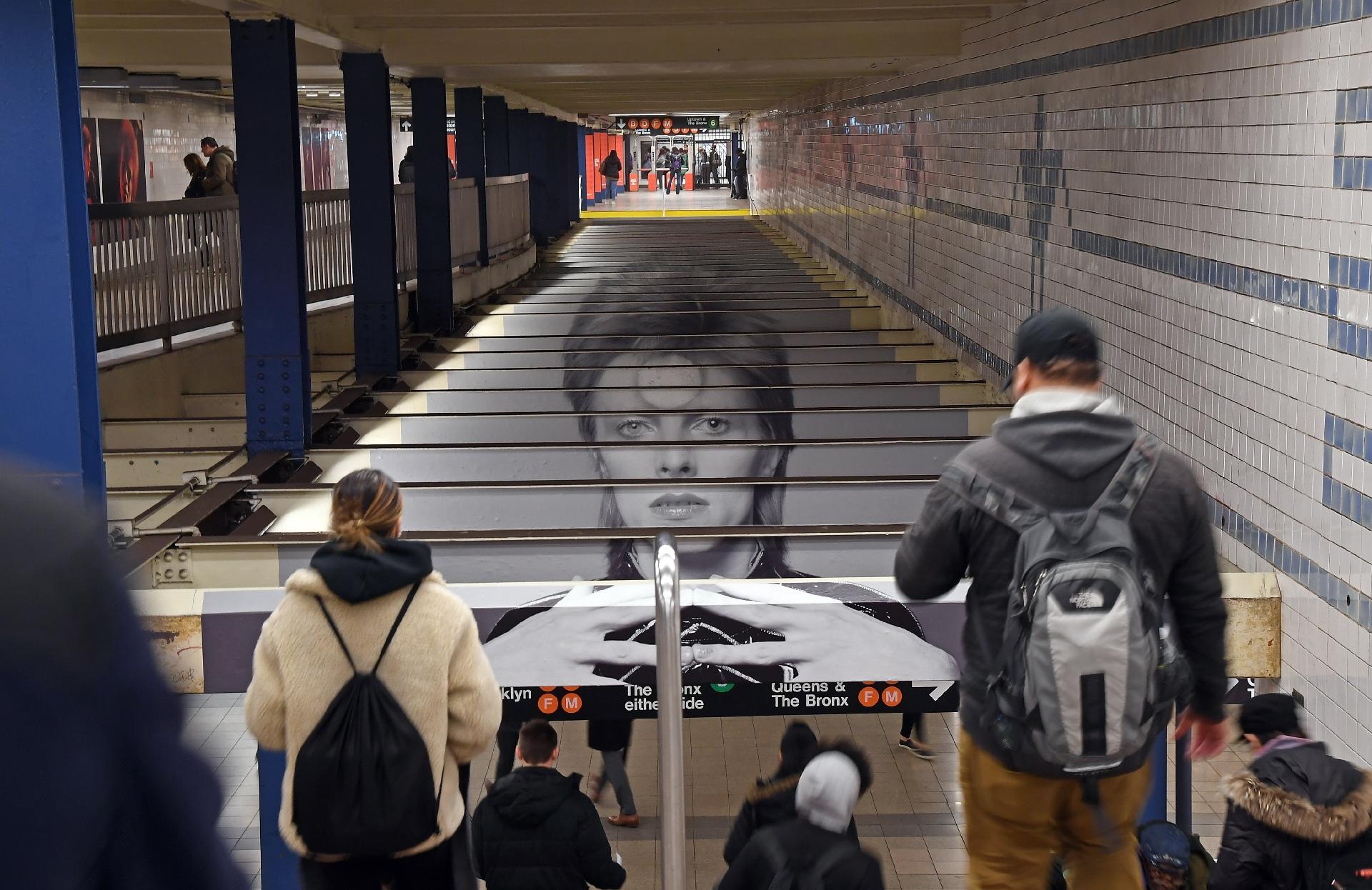 Estação de metrô Broadway-Lafayette em Nova York ganha exposição sobre David Bowie - Angela Weiss/AFP