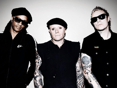 O grupo britânico The Prodigy, com Keith Flint ao centro - Reprodução/Facebook