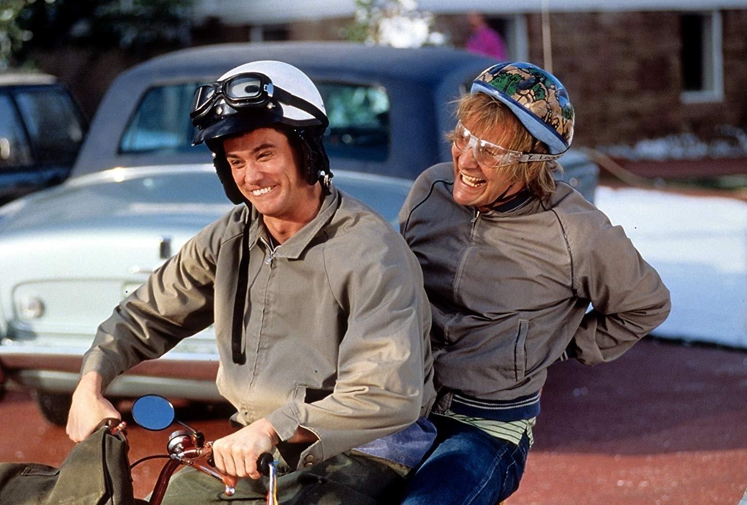 Jim Carrey e Jeff Daniels em cena de "Debi & Loide - Dois Idiotas em Apuros" (1994) - Divulgação