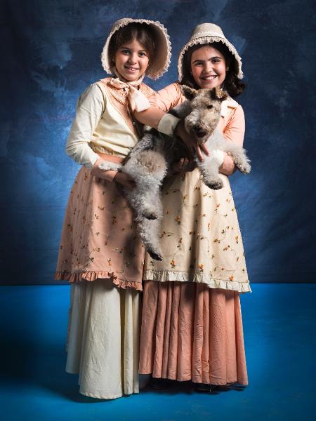 Kiki (Nathalia Rodrigues), Nico (Raphaela Alvitos) e o cachorro Pirata - João Miguel Júnior/Globo - João Miguel Júnior/Globo