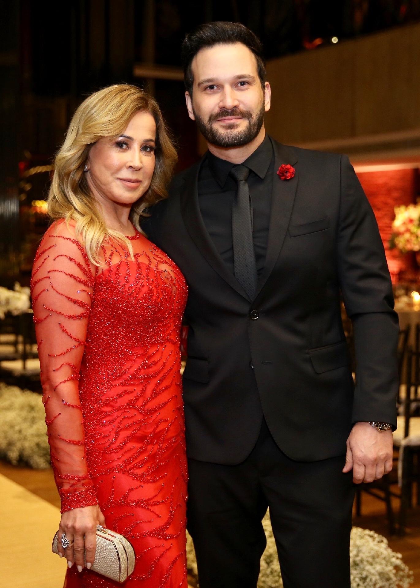 Zilu vai a casamento de filha acompanhada do namorado - Manuela Scarpa/Brazil News