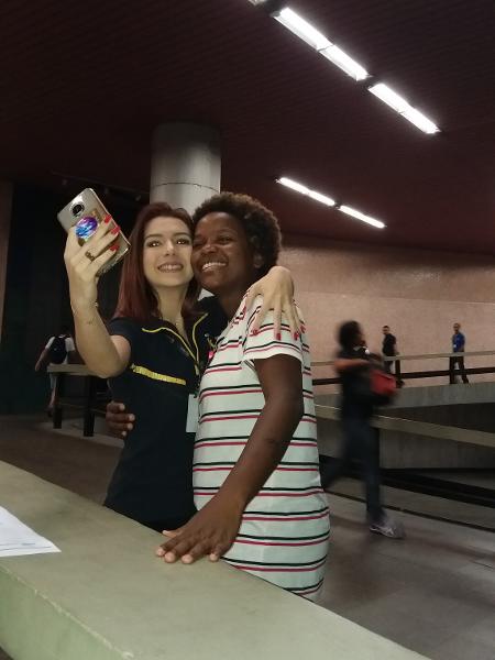 Priscila foi reconhecida e tietada pelos fãs durante a reportagem do UOL - Ana Cora Lima/UOL - Ana Cora Lima/UOL