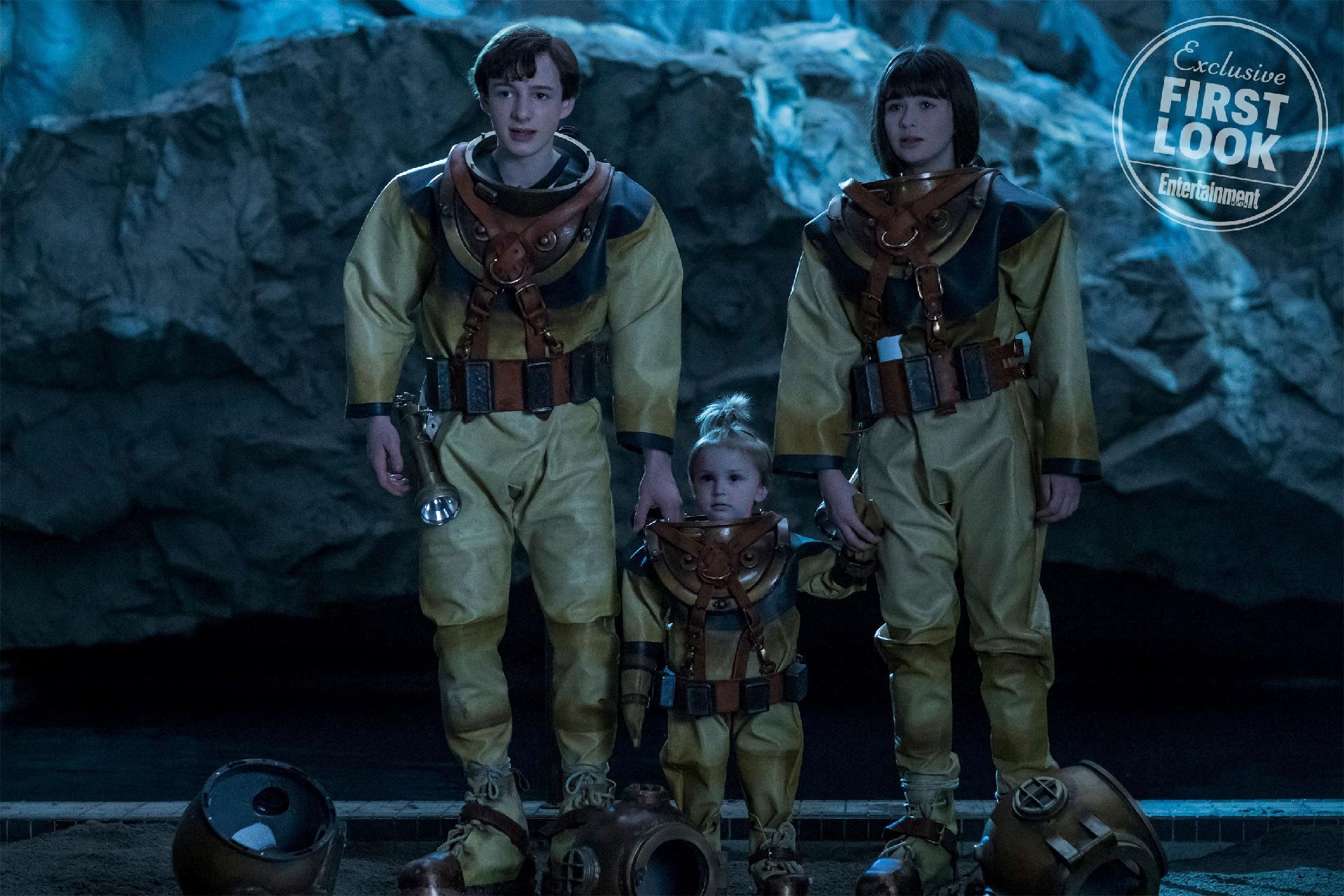 Violet (Malina Waissman), Klaus (Louis Hynes) e Sunny Baudelaire (Presley Smith) em cena da última temporada de "Desventuras em Série", da Netflix - Reprodução/Entertainment Weekly