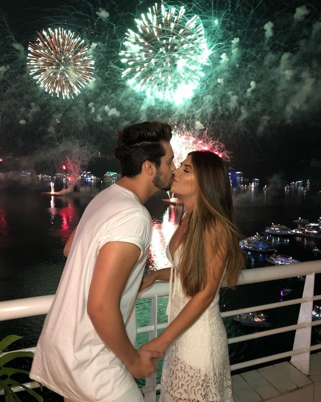 Luan Santana passou o Réveillon em Manaus. O cantor desejou " o melhor ano" aos fãs, amigos e familiares e trocou beijos  carícias com a namorada Jade - Reprodução/Instagram/@luansantana