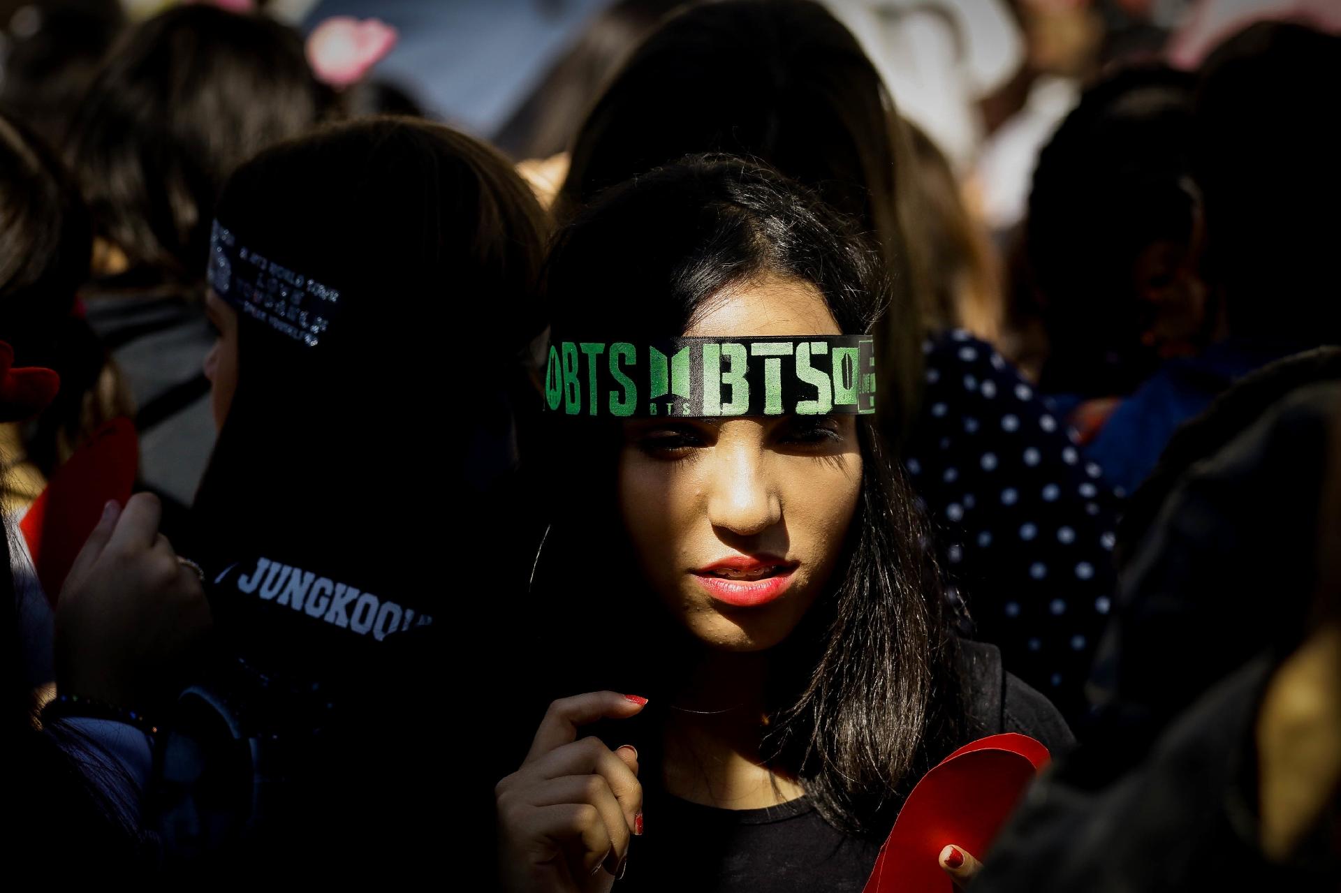 Milhares de fãs se aglomeram no lado de fora do Allianz Parque, zona oeste de São Paulo, à espera do show do BTS - Aloisio Maurício/Fotoarena/Estadão Conteúdo