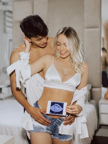 Tata Estaniecki e Júlio Cocielo anunciam gravidez - Reprodução/Instagram