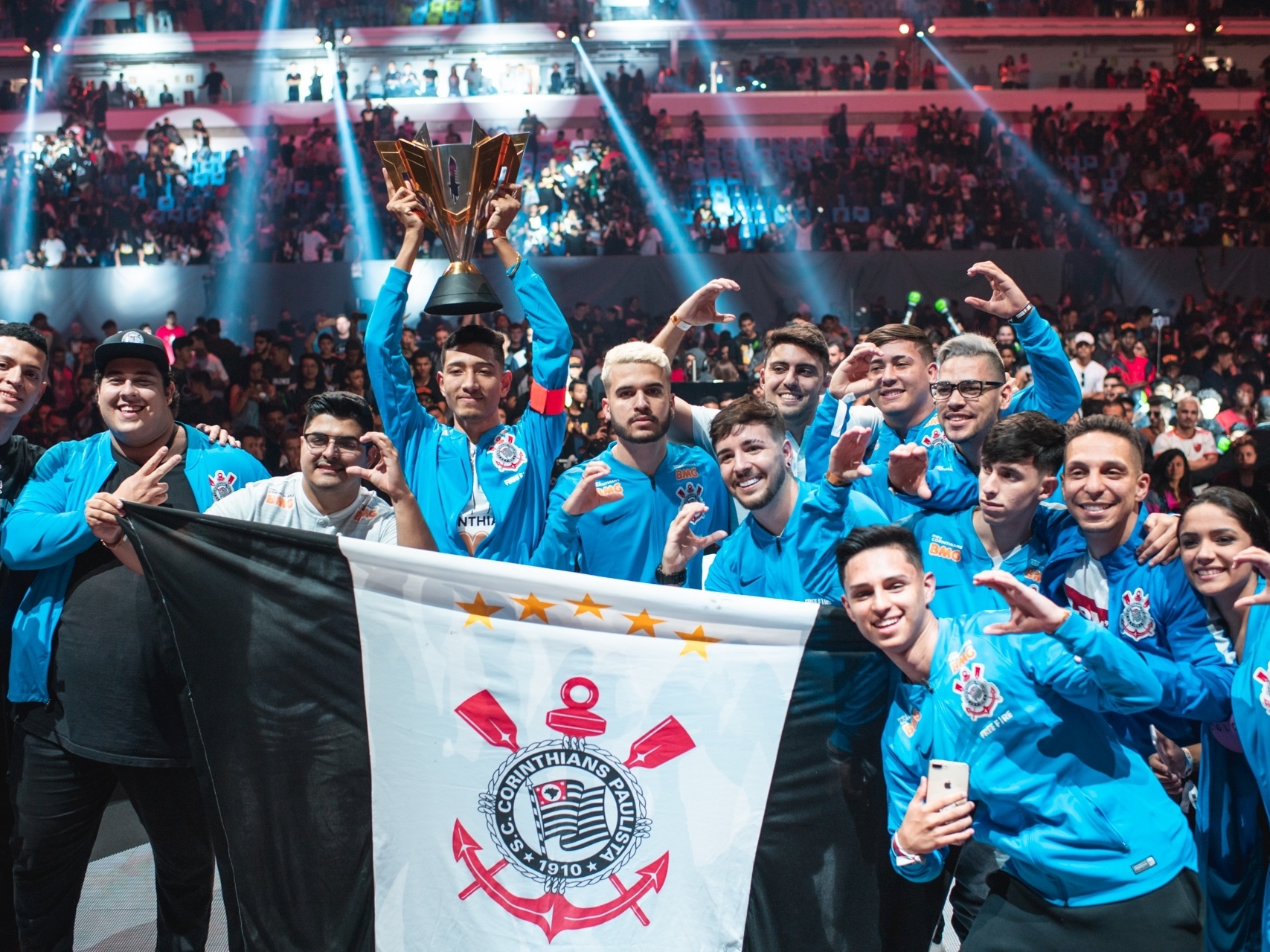 Elenco do Corinthians campeão mundial de Free Fire termina em