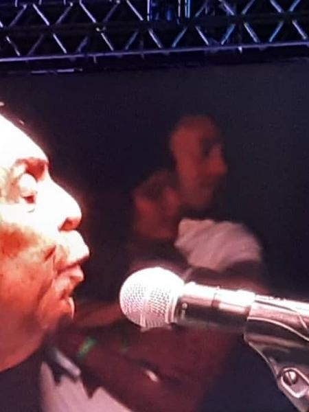 Andreia Sadi e André Rizek aparecem trocando carinho em telão durante show de Gilberto Gil no Réveillon de Niterói - Reprodução/Instagram @niteroiando