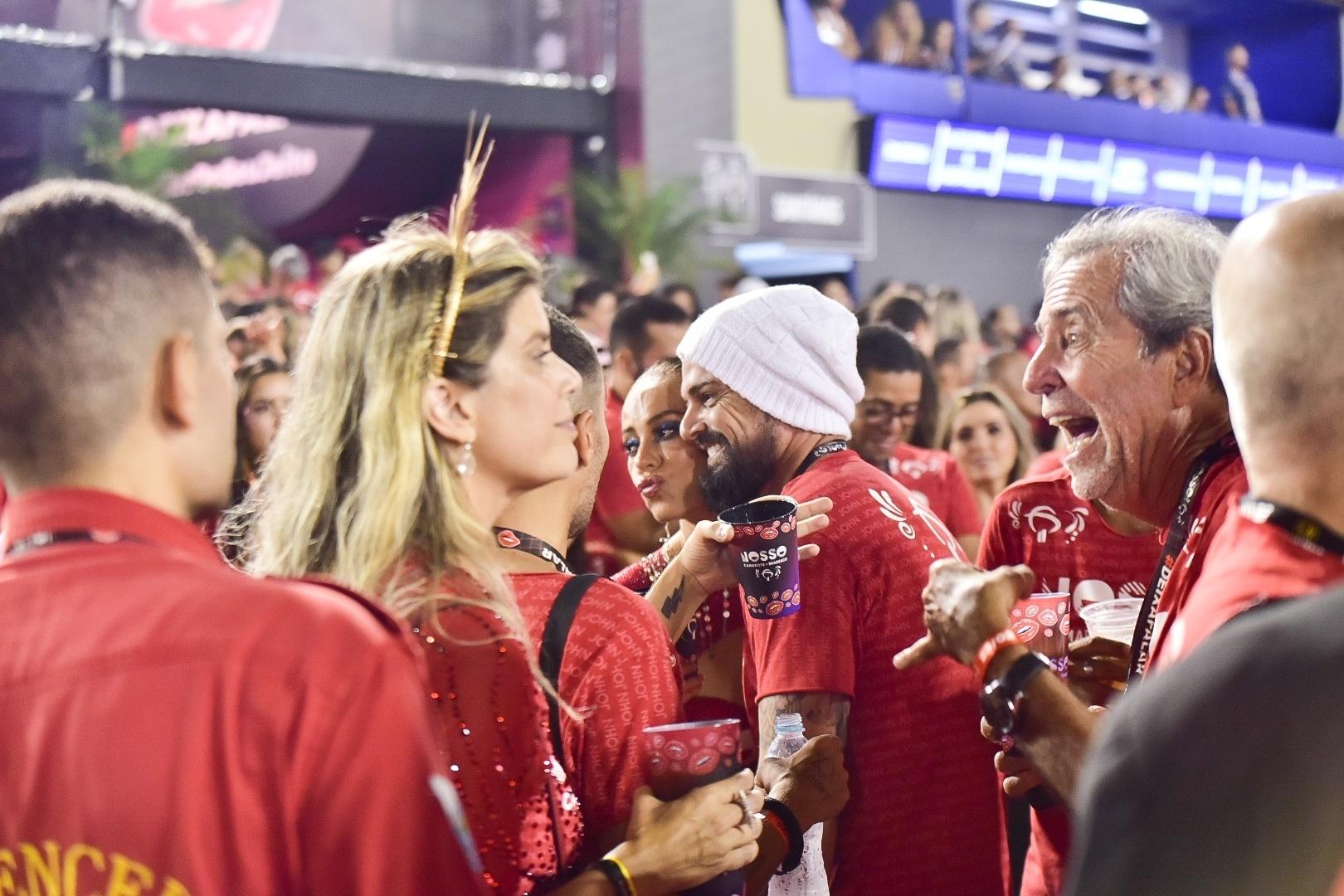 Paolla Oliveira troca carícias com namorado Douglas Maluf na Sapucaí - Leo Franco / AgNews