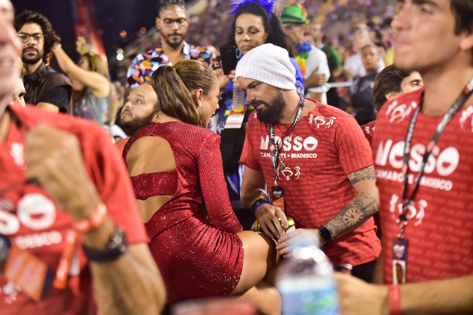 Paolla Oliveira troca carícias com namorado Douglas Maluf na Sapucaí - Leo Franco / AgNews