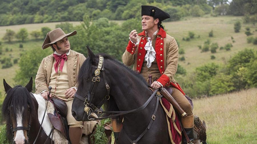 Josh Gad (LeFou) e Luke Evans (Gaston) em cena de "A Bela e a Fera" (2017) - Divulgação/IMDb