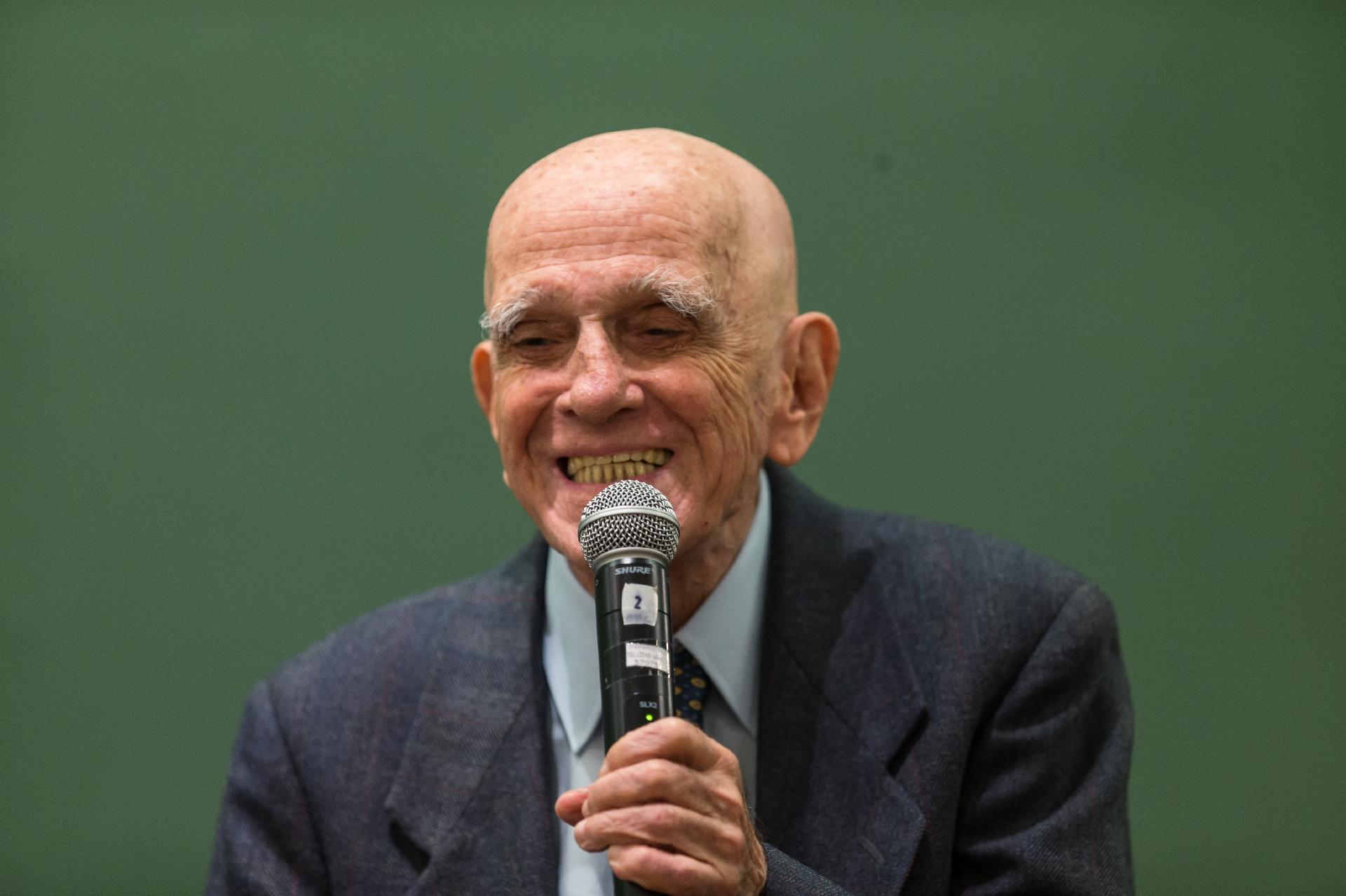 Rio de Janeiro, RJ, Brasil. 16/07/2015;  O escritor e contista, Rubem Fonseca, recebe premio na academia Brasileira de Letras na tarde desta Quinta-Feira(16) no Rio de Janeiro.( Foto: Ricardo Borges/Folhapress ) *** EXCLUSIVO FOLHA - Ricardo Borges/Folhapress